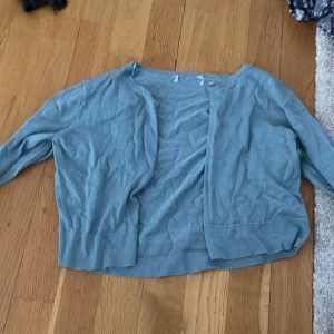 Ljusblå kofta  - Enkel och stilren ljusblå kofta med lång ärm och ribbade muddar. Koftan är öppen framtill utan knappar och har en avslappnad passform. Perfekt att slänga över en t-shirt för en chill look.