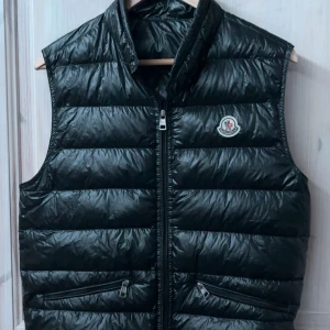 Moncler gui väst - Strl 1 som motsvarar S. Inga defekter som ny! Köpt på wearthehype.se finns digitalt kvitto! Skriv vid intresse eller övriga frågor!