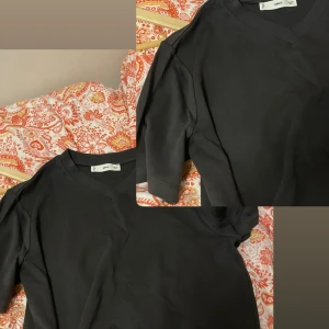 Grå t-shirt med v-ringning från MNG - En stilren Grå t-shirt från MNG med v-ringad hals och klassisk passform. T-shirten är kortärmad och tillverkad i mjuk bomull, perfekt för en clean och enkel look. Passar dig som gillar basic men ändå vill ha något snyggt. (Helt ny)