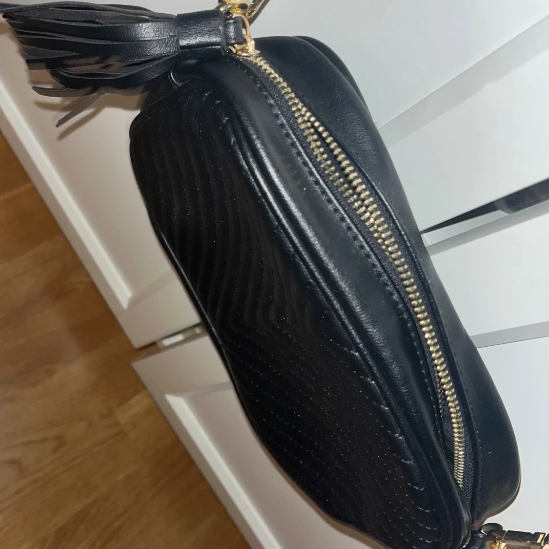 Svart axelväska med tofsdetalj - 2