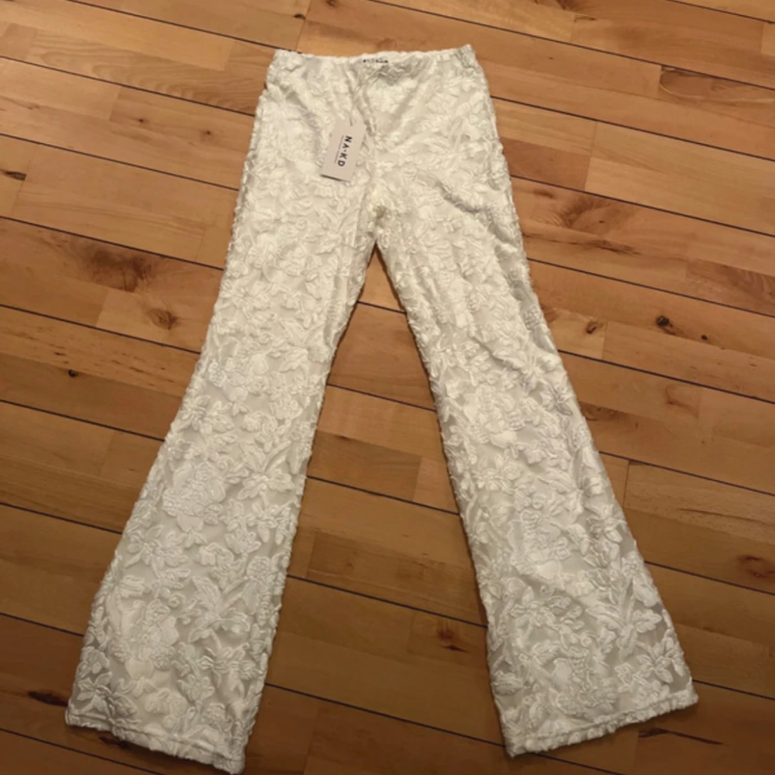 Vita blommiga byxor från NA-KD