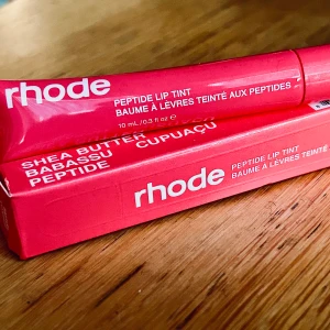 Rhode by Hailey Bieber peptide Lip tint ”Guava Spritz”! - Rhode by Hailey Bieber peptide Lip tint ”Guava Spritz” with shea butter. 10 ml. Oanvänt med kartong.