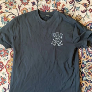 Amiri Tröja - amiri tisha som ja köpte second hand, antar att det är ny modell då jag inte sett den här tidigare. garanterar ingen äkthet då den är köpt från stockholm stadmission. står s men passar mig som bär M