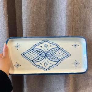 Marockanskt fat  - Ett helt nytt fat men kantstött. Höjden på denna är ca 2cm bredden ca 17cm längden ca 36cm ordinarie pris är 199kr