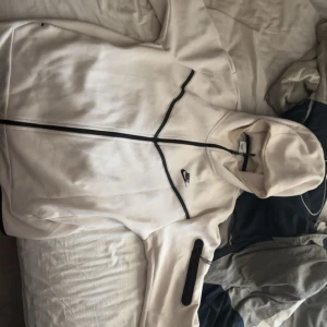 Vit nike tech hoodie - Säljer nu min vita nike hoodie, säljer den för den är för stor för mig så säljer den bara billigt nu. Köptes för 1500 o säljer den för 400kr. Har även byxorna till den med, skickar med dem med om allt säljes för 1100kr.