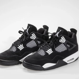 Jordan 4 White Thunder - Säljer dessa då jag knappt använt dom. Dom är i princip nyskick och köpta på Soleplus. Kvitto finns. Pris kan även diskuteras. Hör av dig om du har några frågor!