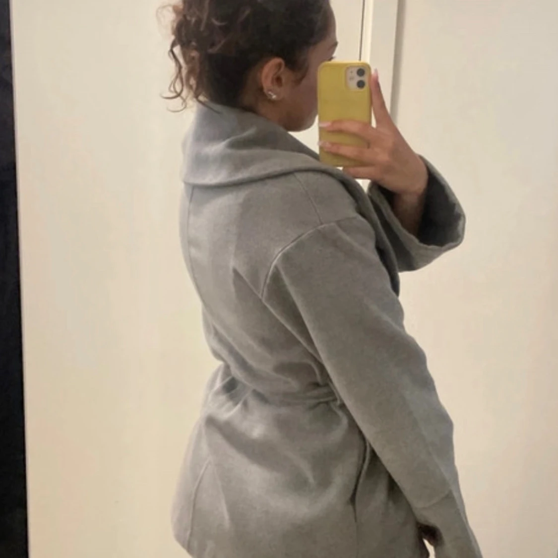 Grå omlottkappa med bälte - 1