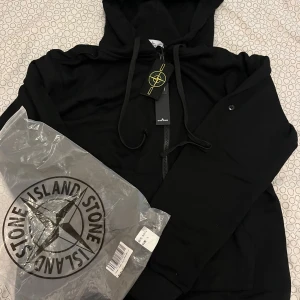 Svart hoodie från Stone Island - Sjukt fet hoodie skriv vid frågor eller fler bilder .