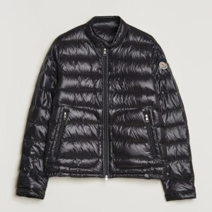 Svart dunjacka från Moncler - Säljer min moncler jacka då jag inte använder den längre, väldigt bra skicka kostar ish 13000 på care of Carl storlek 2 s/m  äkthetsverifierad (äkta) kan gå ner lite vid skön kund, har inga bilder på denna då jag inte har den hemma hos mig 