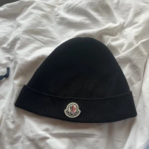 Moncler mössa - Säljer min Moncler mössa i bra skick! Inköpt 2022 på nk Göteborg för 2000kr, alltså självklart äkta. Vid frågor och funderingar kontakta mig!