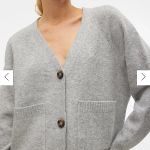 Grå kofta med stora knappar - Jättefin kofta 💞 bara skriva om ni har några frågor!!