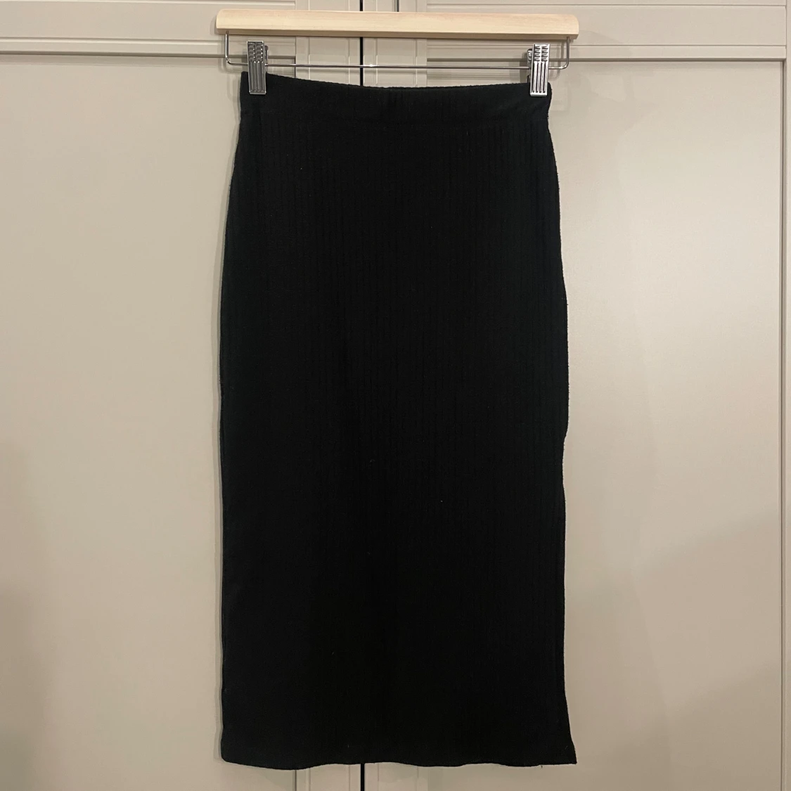 Svart ribbad långkjol från ONLY