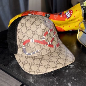 Gucci keps orm - Ny skick, använt 1 månad passar inte min stil så tänkte sälja har köpt från stockx och det kommer med stock x tag 1-2 arbetsdagar! Postar samma dag du köper. För Ärlig och snabb äffar kontakta mig.