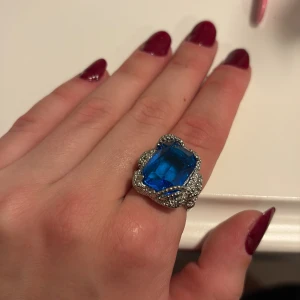 Icon edit ring i ”aegen blue” silver från IOAKU  - En justerbar ring från IOAKU i modellen icon edit och färgen aegen blue. Ringen är i storlek 7. Ringen är oanvänd och jag säljer den för att ringen är för stor. Nypris 699 kr.