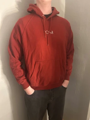 Röd polar skate CO hoodie  - Röd polar skate CO hoodie i mycket fint skick! Storleken är true to size/regular fit!
