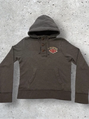 Hollister Hoodie - Hollister Hoodie | Vintage modell | Skick 9/10 inga defekter | Färgen mörkgrå | Storlek M | Slutsåld moddel | Hör av er för mer information/bilder! 