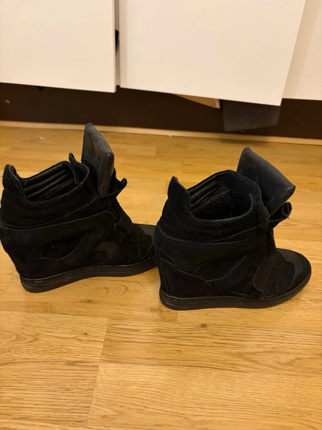 Svarta Isabell marant liknandet sneakers med kilklack