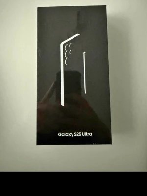 Galaxy S25 Ultra - Samsung Galaxy S25 Ultra i originalförpackning, helt ny och oöppnad. Flaggskeppsmodell med avancerad kamerateknik och hög prestanda. Perfekt för dig som vill ha det senaste inom mobilteknologi. Inga synliga defekter eller slitage på kartongen. Kvitto finns ny pris ligger på 18k