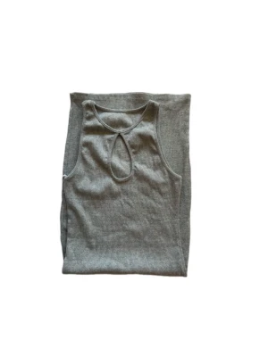 Grå ribbad stickad kortklänning - snygg grå klänning, passar till mycket, även i vintern. man kan ha hålet fram eller bak, det väljer man själv hur man känner. säljer pgv att den inte kommer till användning💞