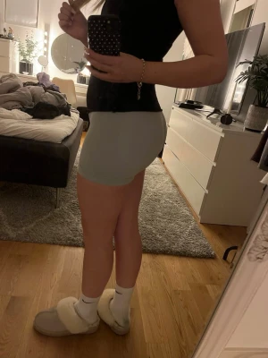 Ljus grå Shorts med minimal scrunch S - Ljus gråa tränings short i Storlek S. Dom är super sköna och mjuka i materialet, jag upplever dom inte som genomskinliga. Dom har en diskret scrunch som finns där men ändå inte maximal men ger lite struktur. Så den är väldigt behaglig att träna i.😽😽 Inge defekter eller något i den stilen.