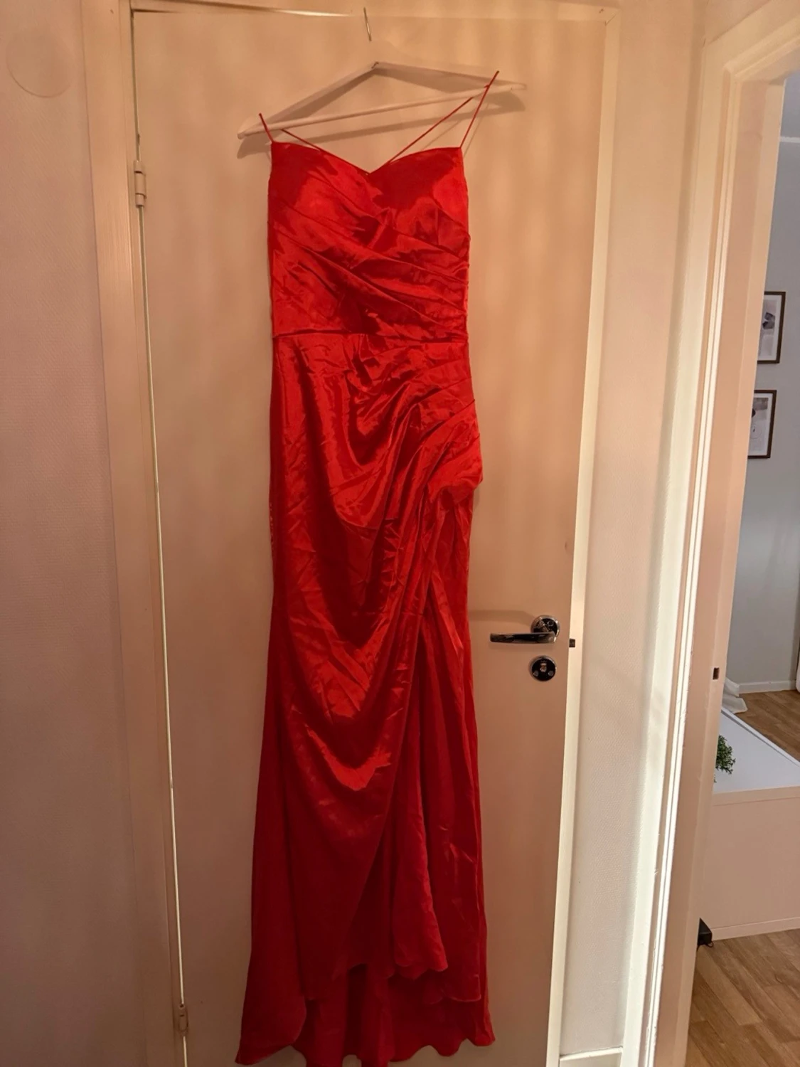 Röd långklänning med snörning - 2