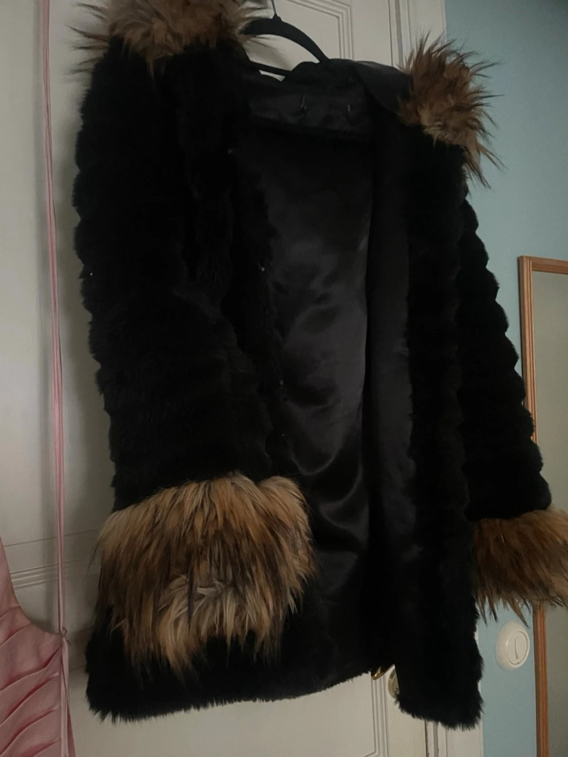 Svart pälsjacka med fuskpälsdetaljer - 2