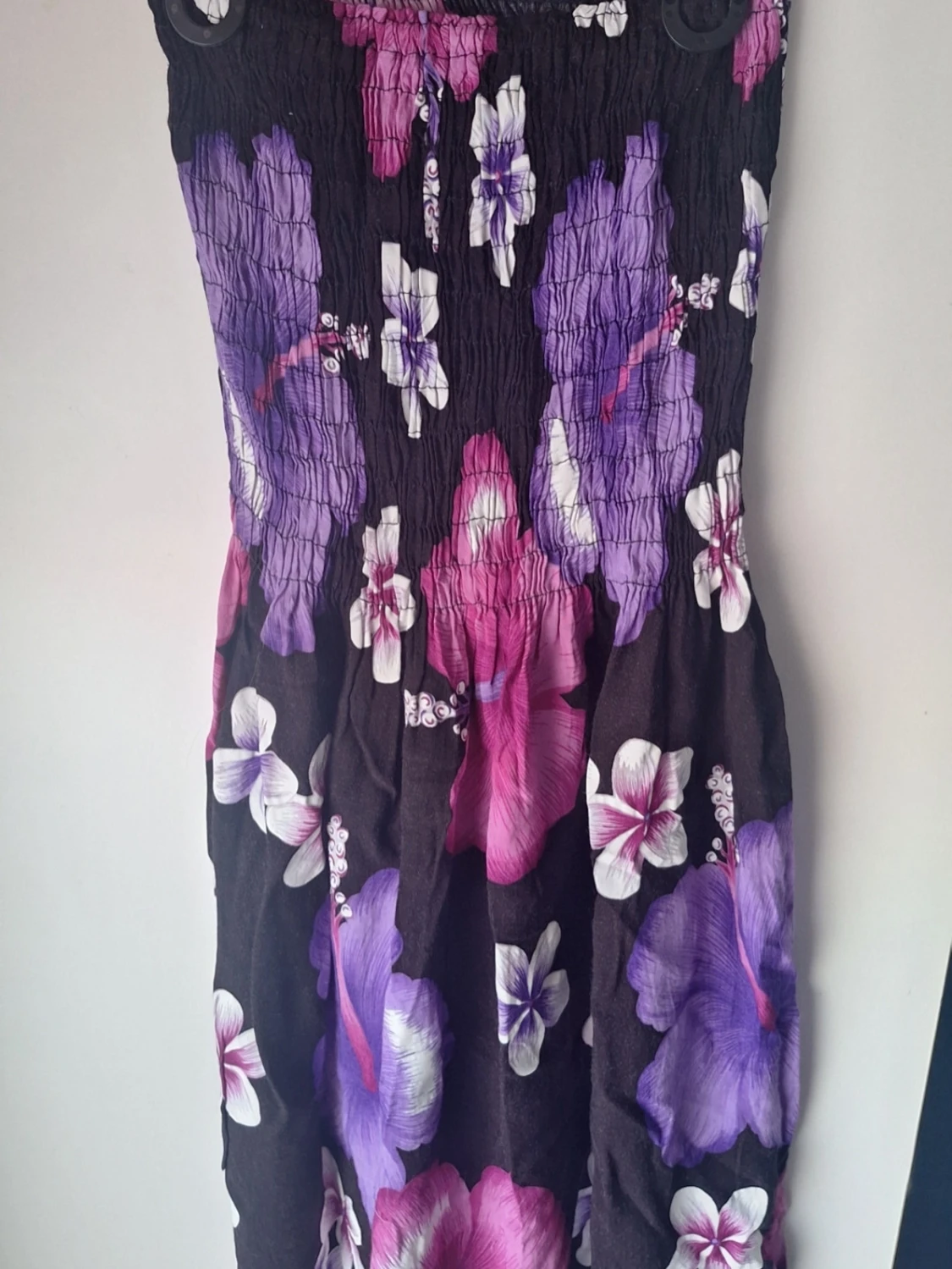 Blommig axelbandslös klänning - 2