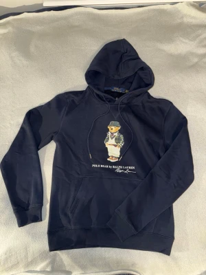 Mörk blå POLO BEAR RALPH LAUREN Hoodie - Säljer ett snygg mörk blå polo bear hoodie i storlek L. Riktigt bekväm, snygg och prisvärt för en helt oanvänd hoodie. Kom dm för frågor 😁👍🏼