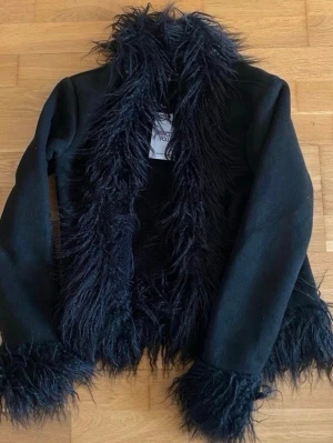 Princess Polly Penny Lane Afghan Jacka / Kappa - Ny Princess Polly Faux Fur Jacket / Penny Lane / Afghan Coat. Har fortfarande kvar prislappen och är endast använd ett fåtal gånger. Perfekt för dig som har en mer alternativ stil eller gillar den vintage retro looken ✨ Kappan är köpt från USA och är helt slutsåld på hemsidan. Storlek: EU 32 / US 0 / XXS–XS, kan även passa S beroende på passform. Ordinarie pris: ca 1140 kr + frakt + importmoms. Vill du se hur den sitter kan du googla “Lowden faux fur jacket black”.