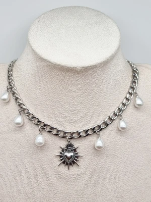 Stilfullt halsband med hjärta  - Material-rostfritt stål.  Kedjetjocklek-7mm 