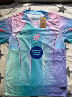 FC Barcelona Matchtröja 2025 – Ljusblå/Ljusgrön | Ny - Matchtröja från FC Barcelona i ljusblå/ljusgrön färg för säsongen 2025.  – Helt ny – Årets matchtröja – Enkel och modern design – Funkar till vardag och match  Redo för snabb leverans.