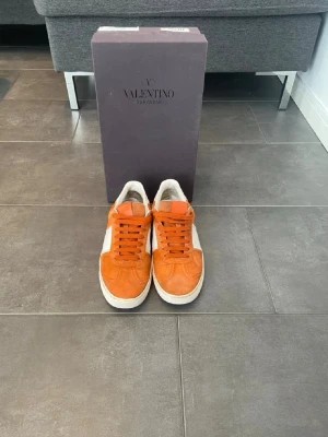 Valentino flycrews skor - Valentino flycrews skor herr| storlek: 41 men passar även 42-42,5| skick:9/10| pris: 2699kr| Box tillkommer| hör av dig vid minsta lilla fundering eller fråga|
