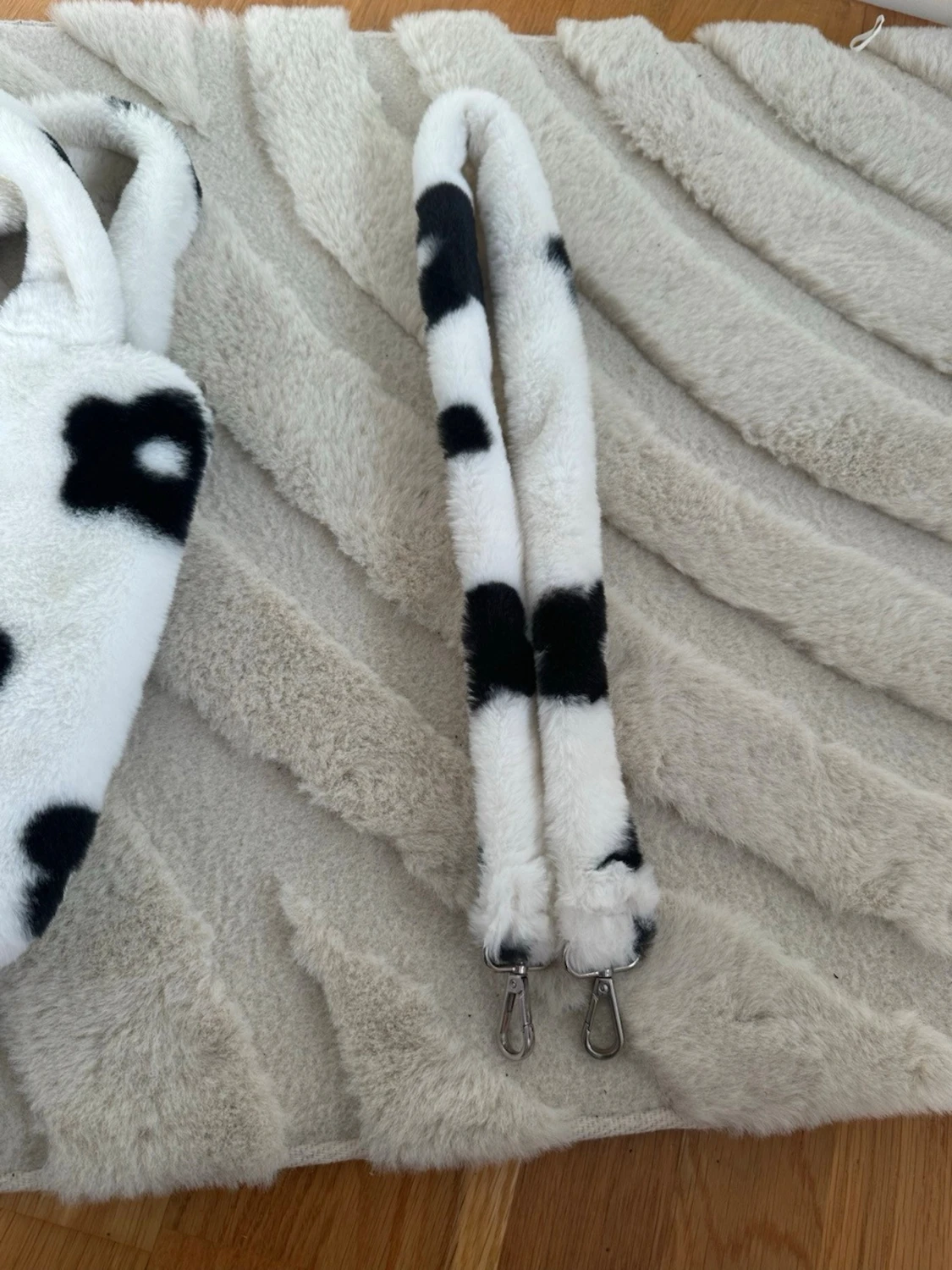 Fluffig blommig axelväska i svartvitt - 2