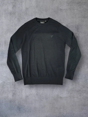 Lyle & Scott Merino Wool Crewneck Jumper Dark Navy - Jättesnygg merinoull crew neck från Lyle & Scott i 100% merinoull. Köpt för 1199kr, aldrig använd.   Storlek: S (Naturlig stretch/passform) Färg: Dark Navy Axelbredd: 40 cm Längd: 67,5 cm Passform: Slim fit