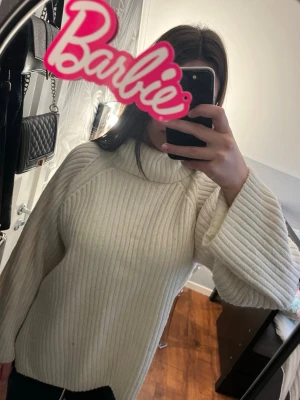 Vit stickad tröja från Gina Tricot  - Säljer en vit tröja från Gina med polokrage. Använd ett antal gånger men inga defekter. Säljer då jag tycker de är obehagligt med kragar på tröjor. Mycket varm nu i vinter. 