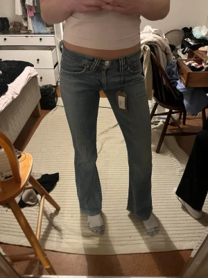 Levis 517 bootcut jeans ljusblå low waist - Säljer ett par klassiska Levis 517 jeans i ljusblå tvätt. De har låg midja, bootcut-ben och femficksmodell. Jeansen är i mjukt denimtyg med snygga slitningar och har den ikoniska Levis-lappen bak i midjan samt broderade bakfickor. Är 170 lång men funkar för kortare också! Köpte för 649 och säljer för billigare.