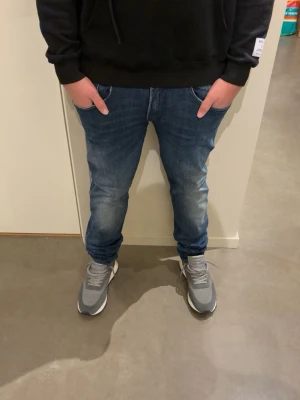 Blåa replay anbass - Tja! Säljer nu dessa feta replay anbass jeans i storleken 33! Nypris 1799kr Modellen är 171cm och väger 82kg