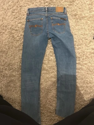 Blå jeans från Nudie Jeans Skinny Lin - Säljer ett par ljusblå Nudie Jeans grisch som stan , i den där klassiska slim fit grisch passformen hör av er vid frågor