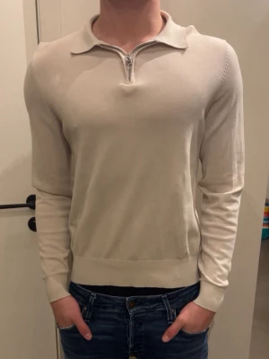 Beige pikétröja med half zip, these glory days! - Tja! Säljer nu dena lite schysstare pikétröja med half zip från These glory days i storleken S! Nypris 1200kr modellen är 181cm och väger 70kg