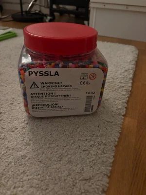 En burk fylld med färgade pärlor. - En stor burk med färgade pärlor. Skicka för fler bilder och allt går att köpa i en bundle med annat.