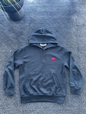 CDG Hoodie - Cdg Hoodie i bra skick. Storlek M, skick 8/10. Pris går att diskutera✅