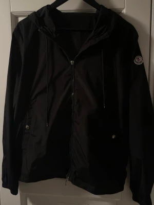 Moncler windbreaker - Hej! Säljer en moncler windbreaker i bra skick men några små skavanker, små hål på 2 ställen och en av dragkedjorna har tappat den saken man håller i annars i bra skick därav priset, för mer frågor osv är det bara att skriva, pris är ej satt i sten! Mvh Hjalle💸