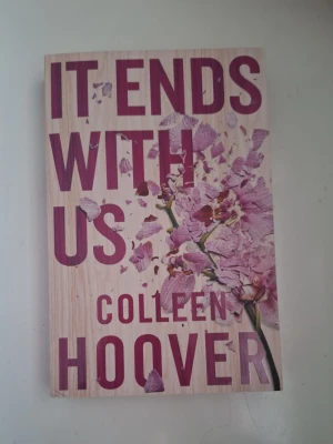 It Ends With Us - En gripande roman om kärlek, svåra val och att hitta sig själv. Perfekt för unga vuxna som gillar starka känslor och oförglömliga berättelser. Boken bjuder på både tårar och hopp, och är svår att lägga ifrån sig.