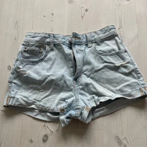 Jeansshorts  - Snygga, korta jeansshorts från Pull&Bear. Använd fåtal gånger, inget slitage. Original pris 250