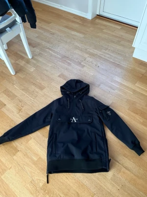 Slade Skid hoodie - Slade hoodie i fint skick, använd 2 säsonger med väldigt god kvalitet. Varm och snygg i skidbacken