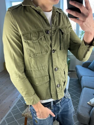 Fieldjacket  - Trendig och stilren! Passar Xs/S mått: A:40 B:40 C:43 D:60 (cm) skriv vid fundering 🙌😇