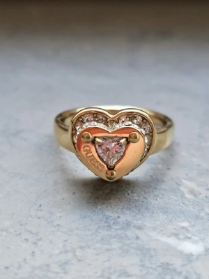 Guess "Till Morning" Ring stl 54 - Endast använd en gång, var tyvärr för stor för mig. Guldpläterad så tål vatten. Finns äkthetskort.  Strävar alltid efter att skicka 1-2 dagar efter betalning. Packar alltid väl