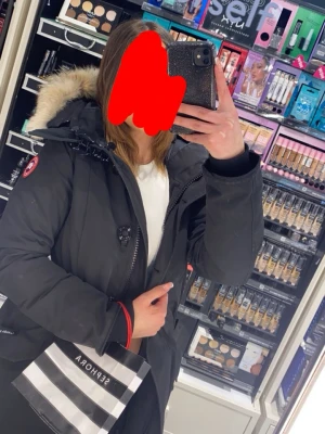 Svart dunjacka från Canada Goose - Rosscliar parka. Köpt 2022 använd under 2022-2023. Köptes för 15399kr har kvar prislapp och även kvitto. Den har ett litet hål i fickan går att sy. Pris kan diskuteras