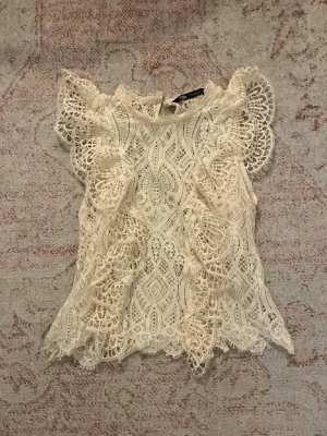 Vit spets blus zara - Sjukt snygg