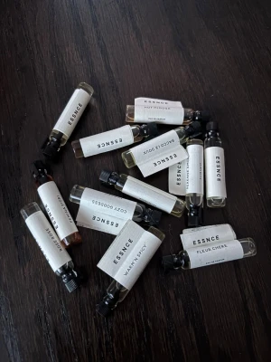 Essnce parfym tester  - 11 stycken parfym tester från Essnce, testerna kostar 45kr styck på hemsidan. Jag säljer alla 11 för 120kr. Pris kan diskuteras vid snabb affär☺️
